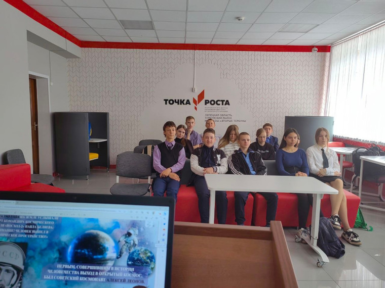 Тематический кинопоказ, посвященный Дню космонавтики.